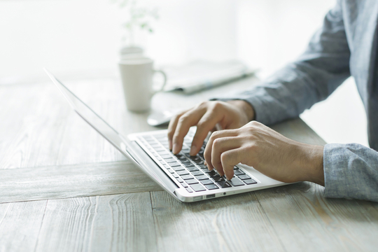 動画編集をパソコンで行うイメージ