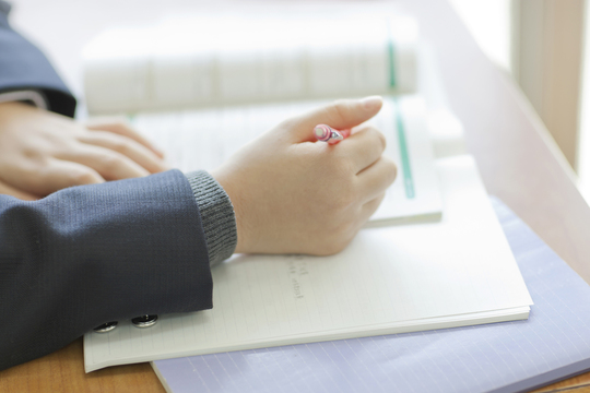 家庭教師が勉強を教えるイメージ