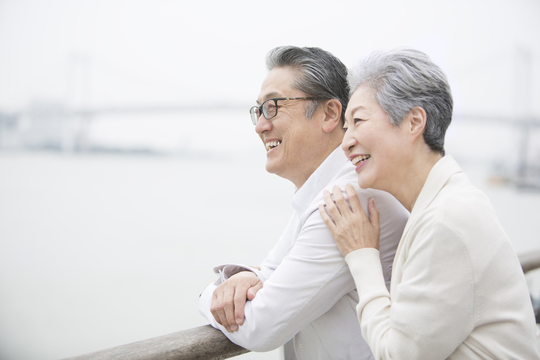 副業をして安定した老後を送るイメージ写真