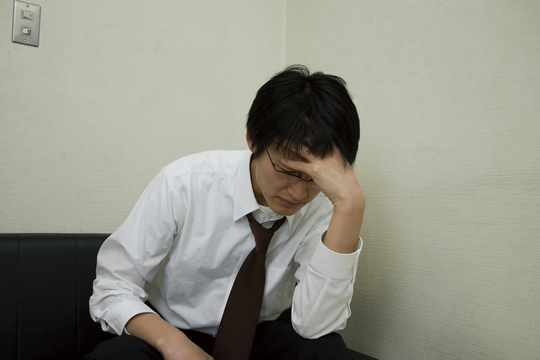 ストレスを抱え鬱になってしまったサラリーマンの写真