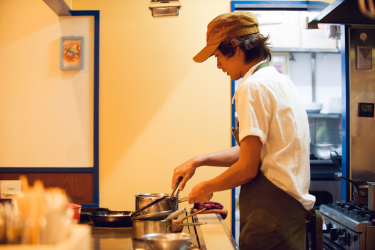 お店で副業するイメージ。