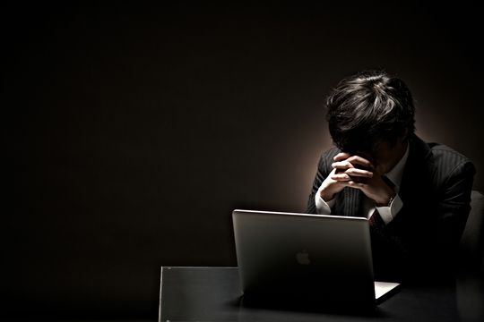 「インターネット取引についてのお尋ね」が送られて悩む男性の画像