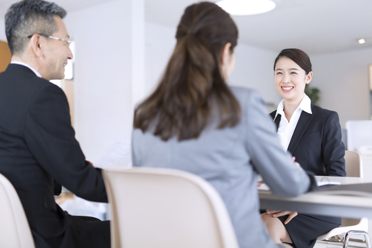 副業・兼業に関する届出書にサインする人の画像