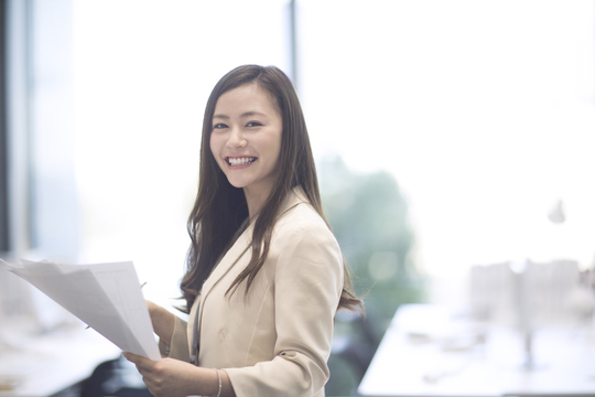 ボランティアをする女性のイメージ写真