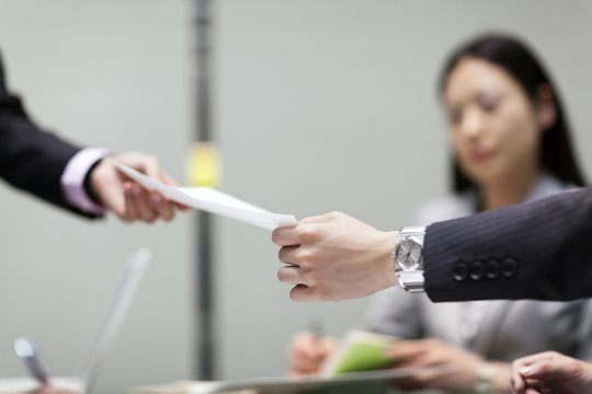 通知書を渡すイメージ