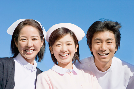 副業する看護師たちの写真