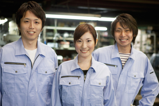 工場の倉庫でダブルワークしている会社員の写真