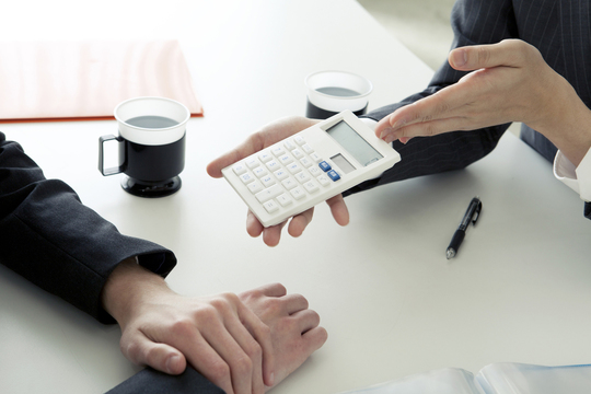 ダブルワークで年間いくらまで稼いでいいかを確認するイメージ