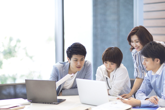 領収書がない経費の支払履歴を確認しているシーン