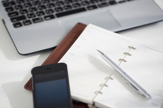 チャットレディがPCで確定申告するイメージ写真