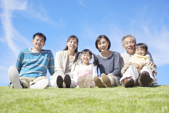 副業をする家族のイメージ写真