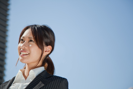 副業アイディアを思いついた女性の写真