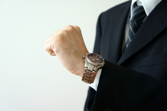 時計をしている試験監督の写真