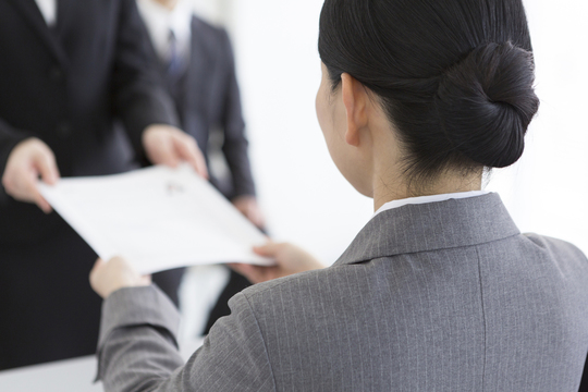 EXITで退職して転職する女性のイメージ