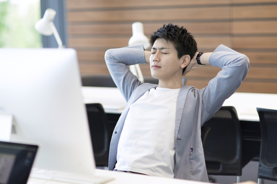 雑所得の収支内訳書作成が面倒になった男性のイメージ