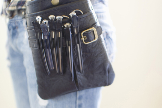 服牛する美容師の写真