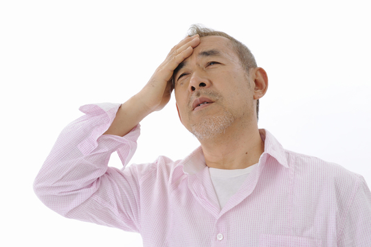 「従たる給与についての扶養控除等（異動）申告書」について悩む男性のイメージ