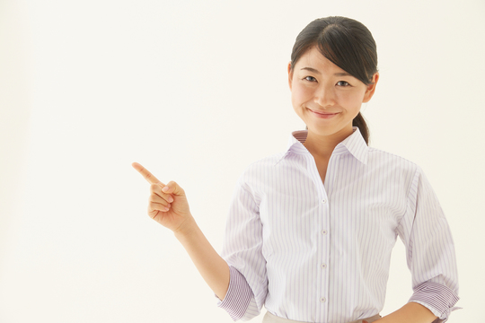 マイナンバー提出を要求する副業先の経理担当者のイメージ