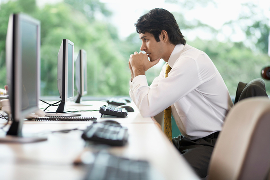 副業をする会社員の写真