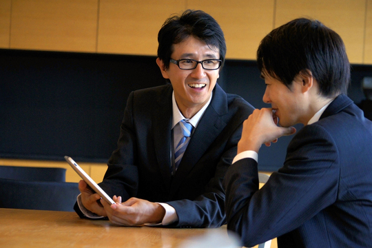 夢を語り合う画像。