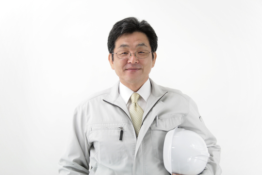 建設現場での所得の申告をする男性の写真