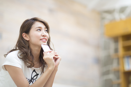 イベントスタッフの申し込みを悩む女性のイメージ写真