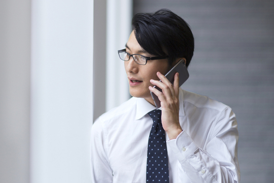 解雇されても副業して稼ぐ男性のイメージ写真