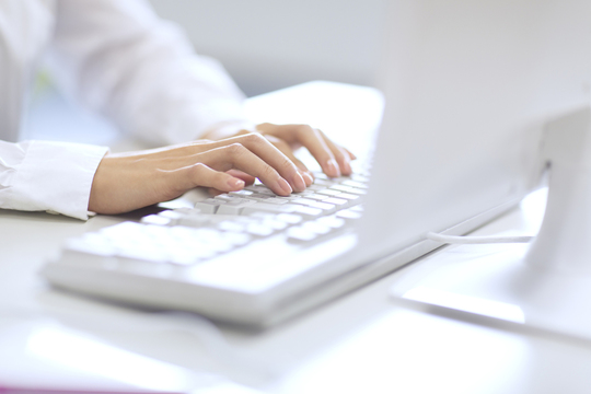 データ入力をキーボードで行っている写真