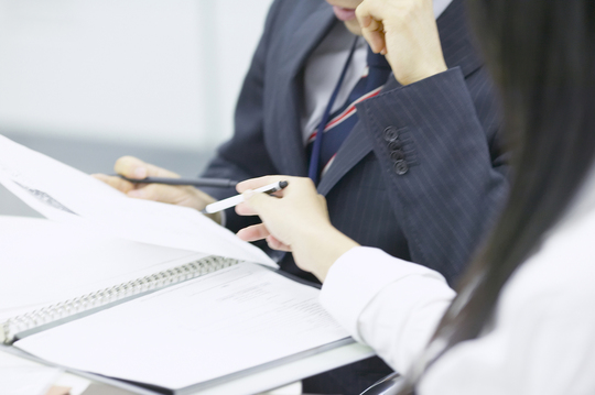 副業を容認するか打ち合わせするイメージ