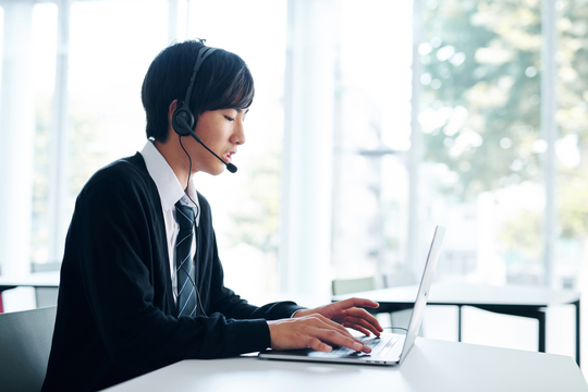 Bizseek（ビズシーク）で副業副業する会社員のイメージ写真