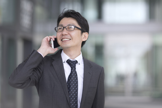 不動産投資する会社員の写真