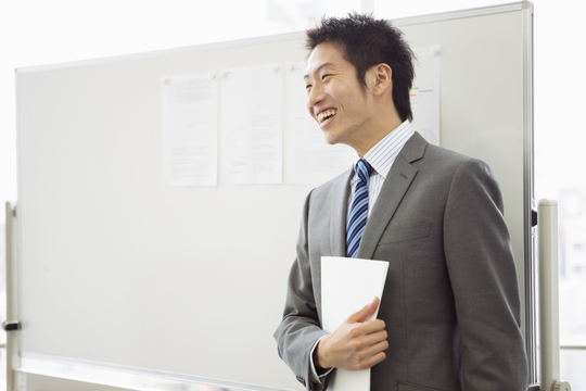 副業がばれる仕組みを説明する税理士の写真