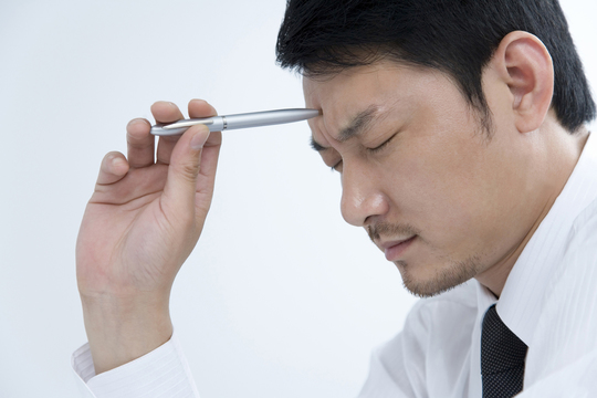 給与所得者の配偶者控除等申告書を正直に書くか悩んでいる会社員のイメージ。