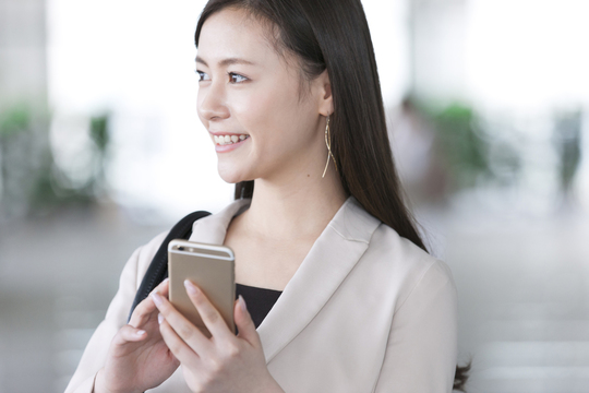 携帯でいくつかの副業をするイメージ