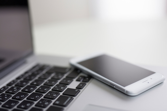 仮想通貨取引に使用するPC、携帯（スマートフォン）の写真