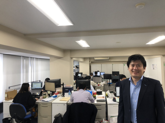 副業の無申告の代行に取り組む当税理士事務所の内部の写真