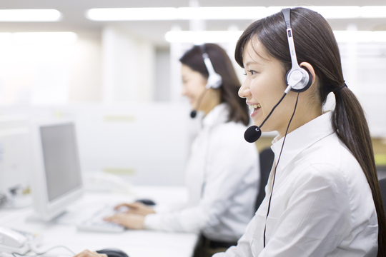 扶養控除等申告書のアドバイスをするスタッフの画像。