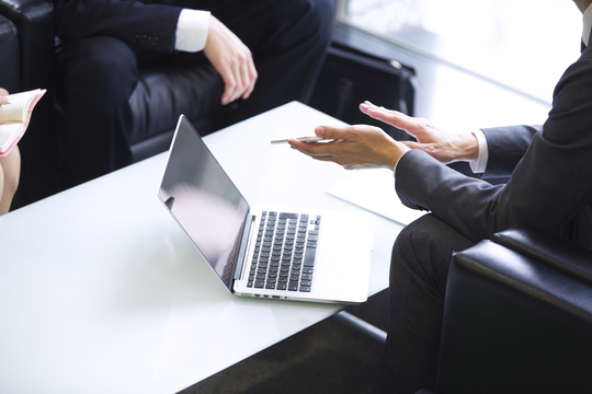 退職希望者と退職代行業者の打ち合わせのシーン