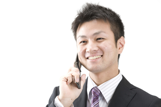 役所に電話する男性のイメージ写真