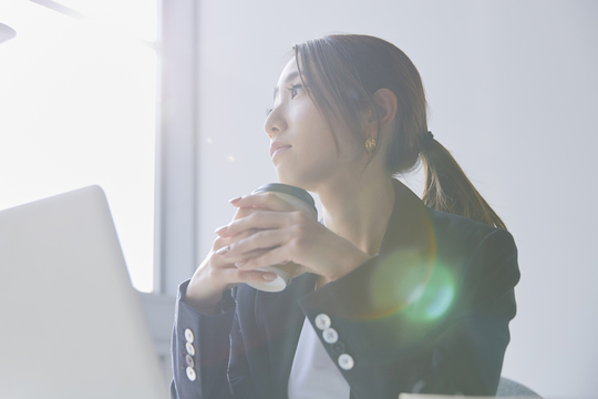 クラウドソーシングの副業をする女性のイメージ写真