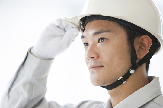 工場での作業の求人で内定が出た会社員の写真