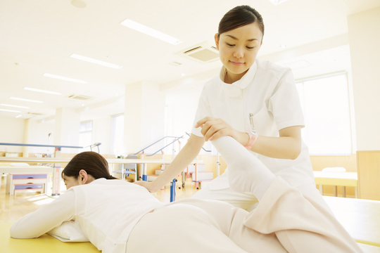 理学療法士がリハビリしてる写真