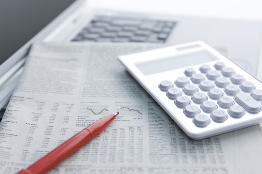 株式投資情報を記載した新聞のイメージ