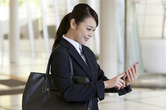 平日夜に家庭教師をする先生のイメージ写真