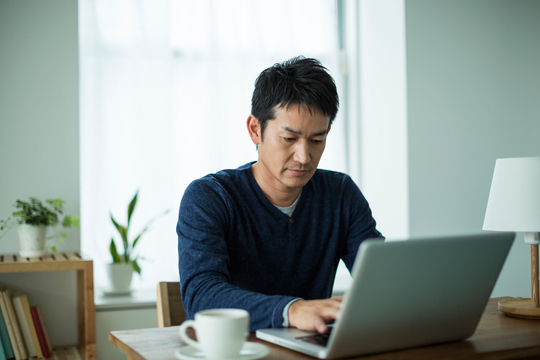 ブログを書く会社員の写真