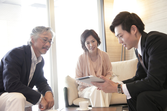 営業する保険営業マンの写真