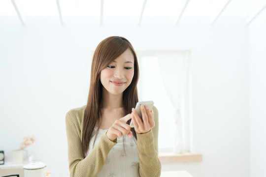 懸賞に応募する人のイメージ写真