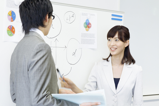 社会保険と副業の関係を説明する2名の税理士の写真