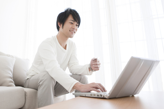 ココナラの副業を受託した男性のイメージ写真